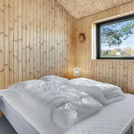 Сasa de vacaciones 4 Bedroom Lovely In Aakirkeby