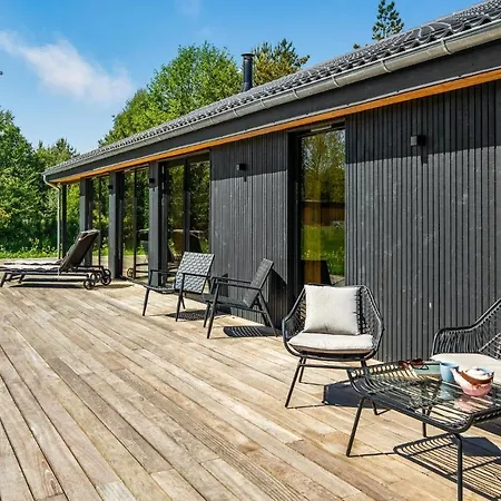 4 Bedroom Lovely In Aakirkeby Сasa de vacaciones