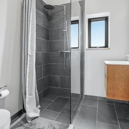 Сasa de vacaciones 4 Bedroom Lovely In Aakirkeby Vester Somarken