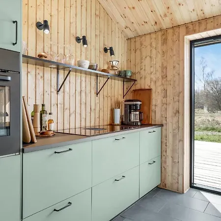 Сasa de vacaciones 4 Bedroom Lovely In Aakirkeby Vester Somarken