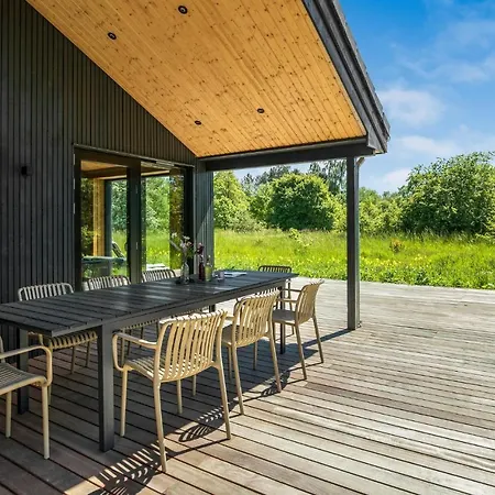 Сasa de vacaciones 4 Bedroom Lovely In Aakirkeby *