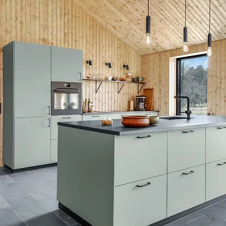 4 Bedroom Lovely In Aakirkeby Сasa de vacaciones *