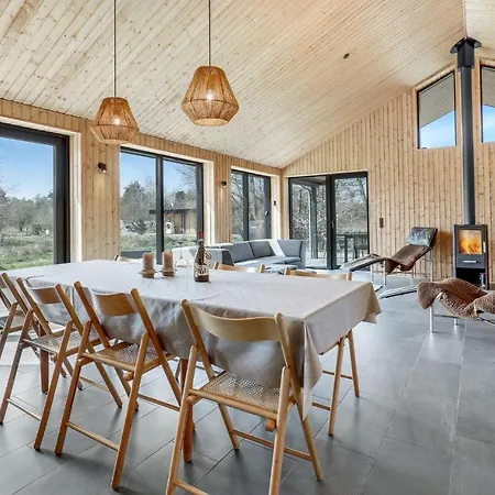 Сasa de vacaciones 4 Bedroom Lovely In Aakirkeby Vester Somarken